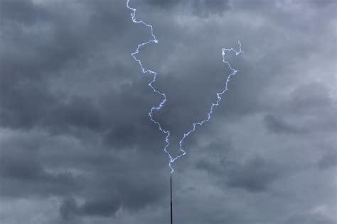 避雷針 家|雷は家に落ちる？落雷の確率と危険性、そして効果的。